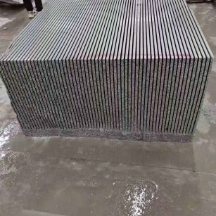 百色芝麻白毛板荒料切割