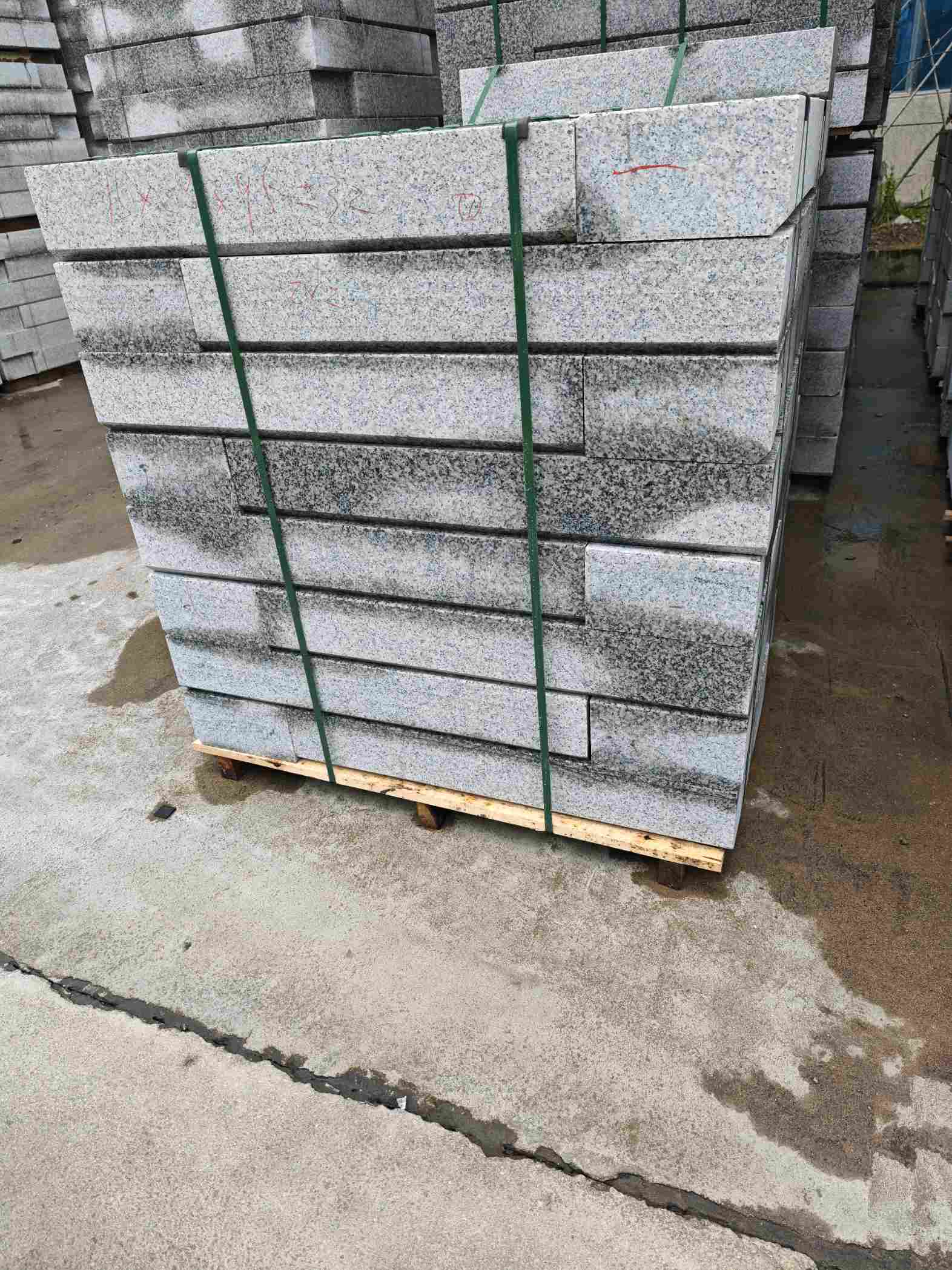 百色芙蓉白路牙石，马路牙子