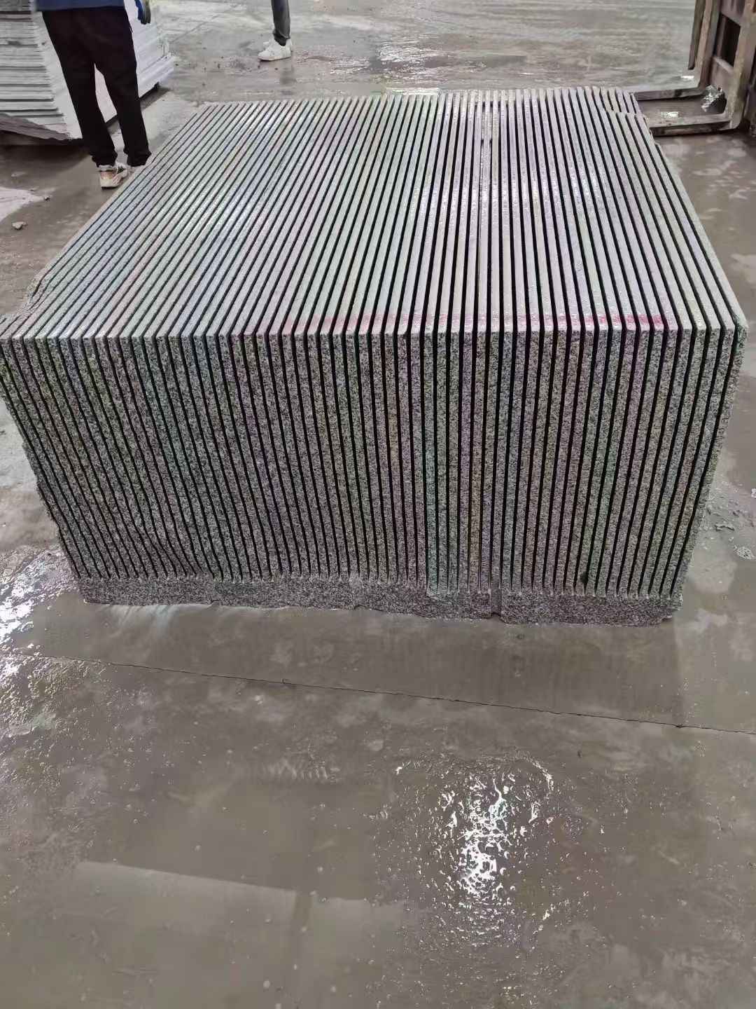 百色芝麻白毛板荒料切割