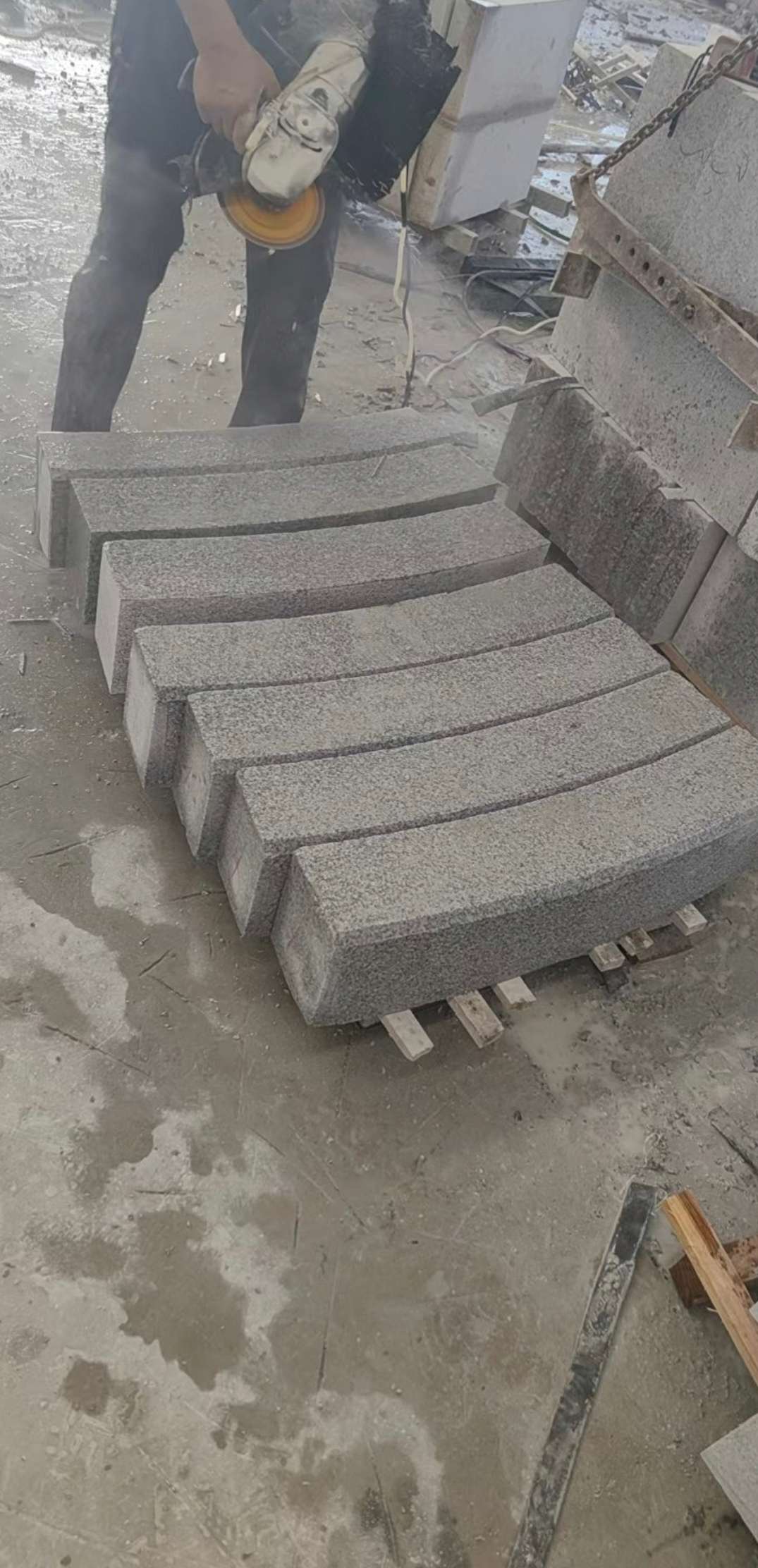 百色芝麻白弧形路牙石